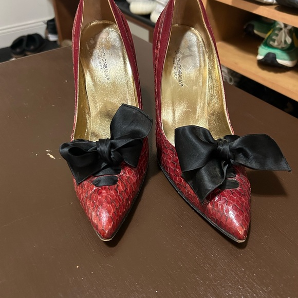 Dolce & Gabbana Red Heels with Black Bow - Picture 4 of 7